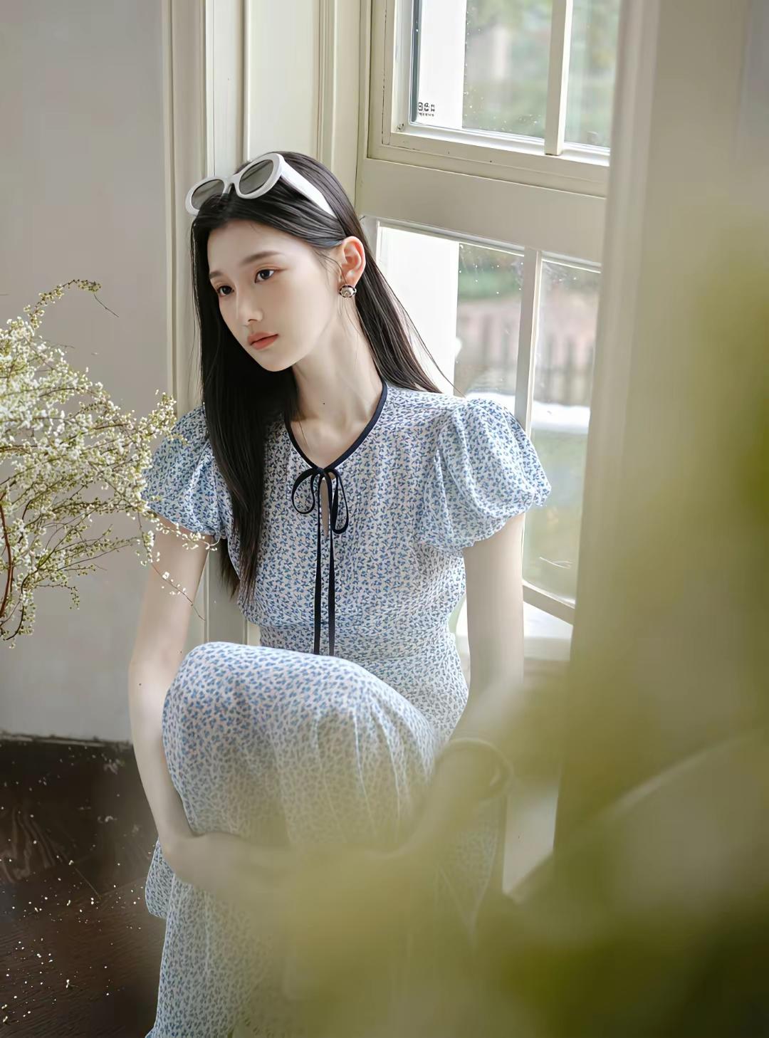 窗前花影动，轻纱拂面风。