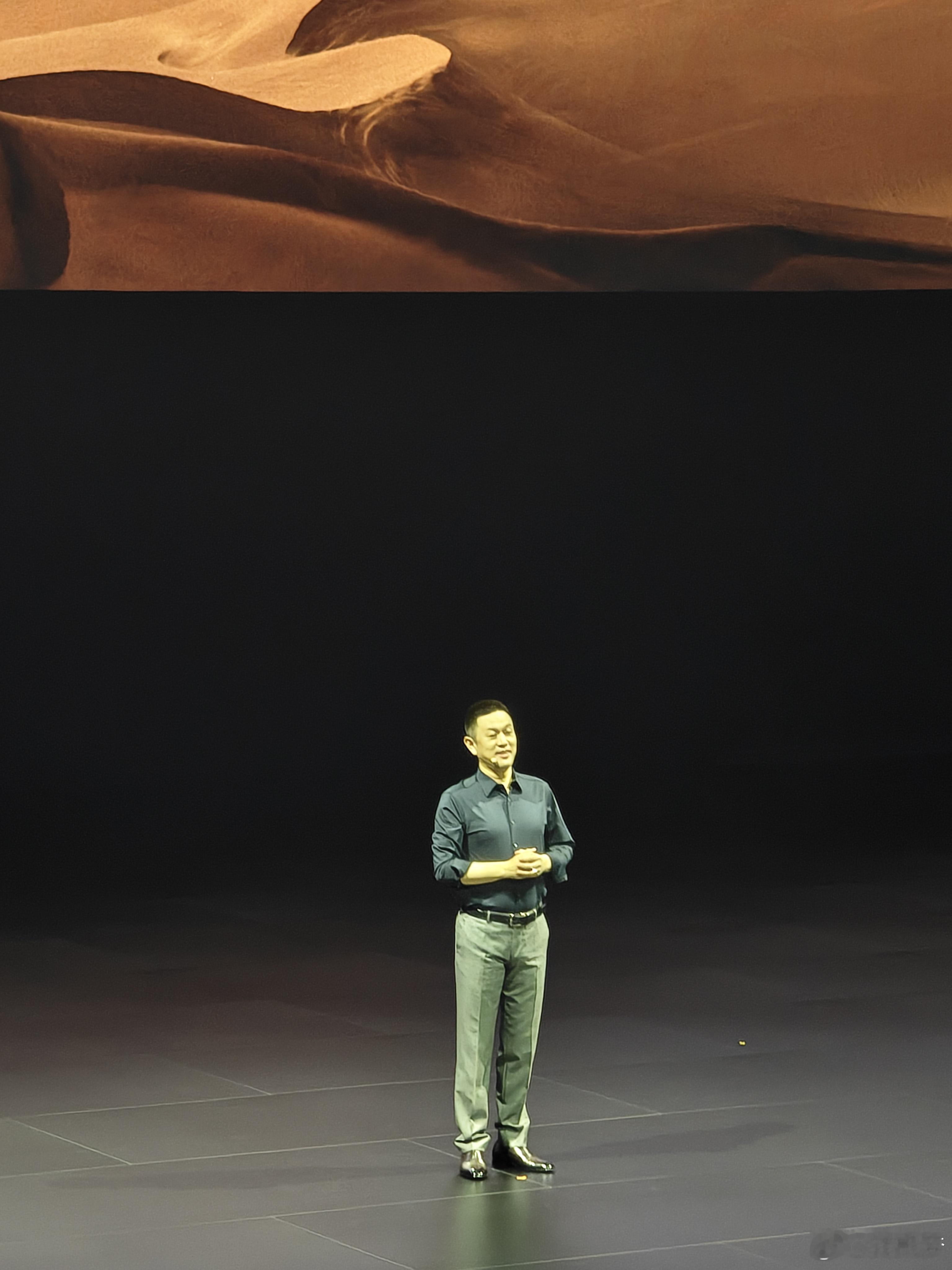 哇奥李斌今天穿的都不一样了