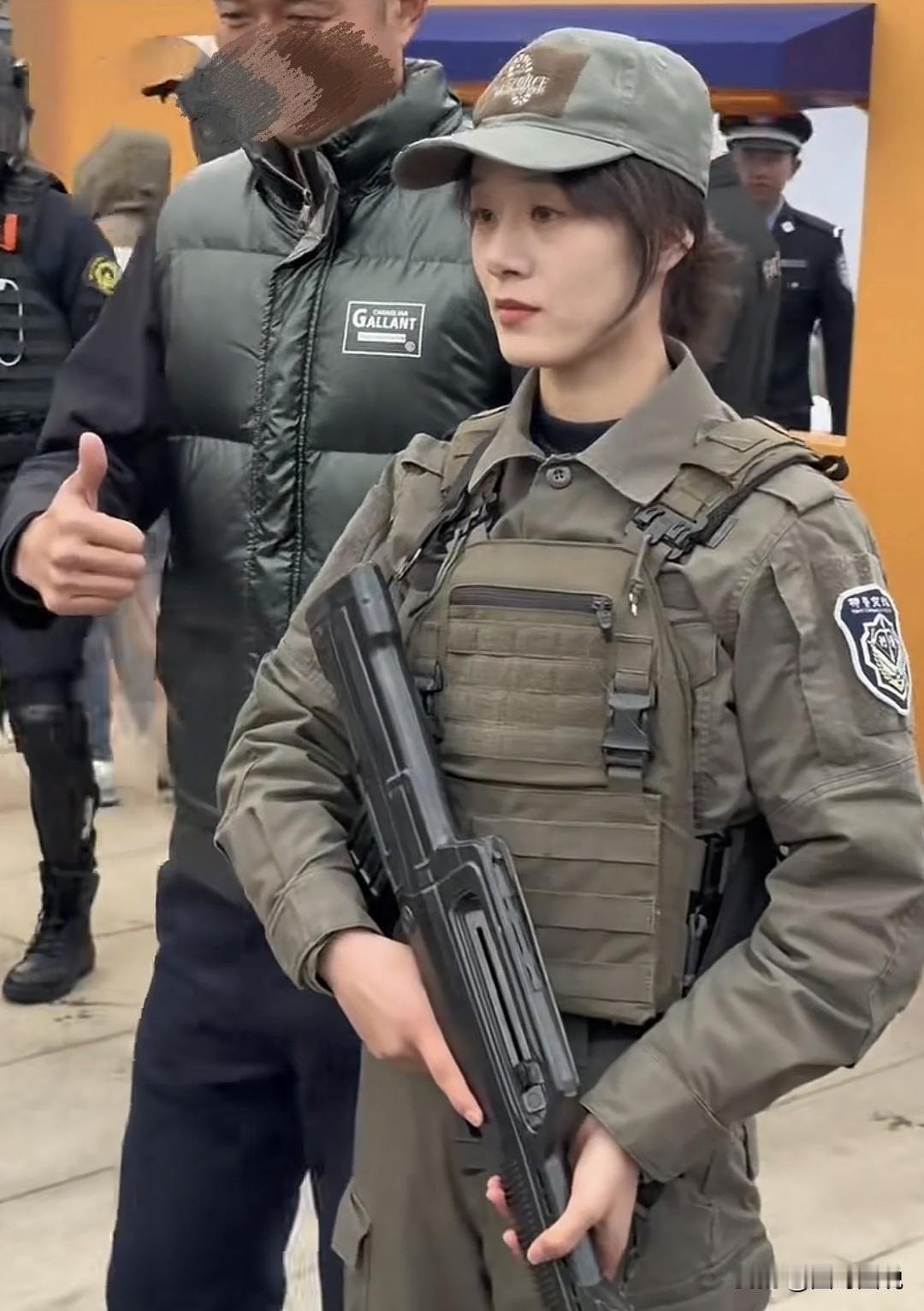 不懂就问，为什么这位警察小姐姐的警服与平时我们所看到的警服有这么大的区别？不应