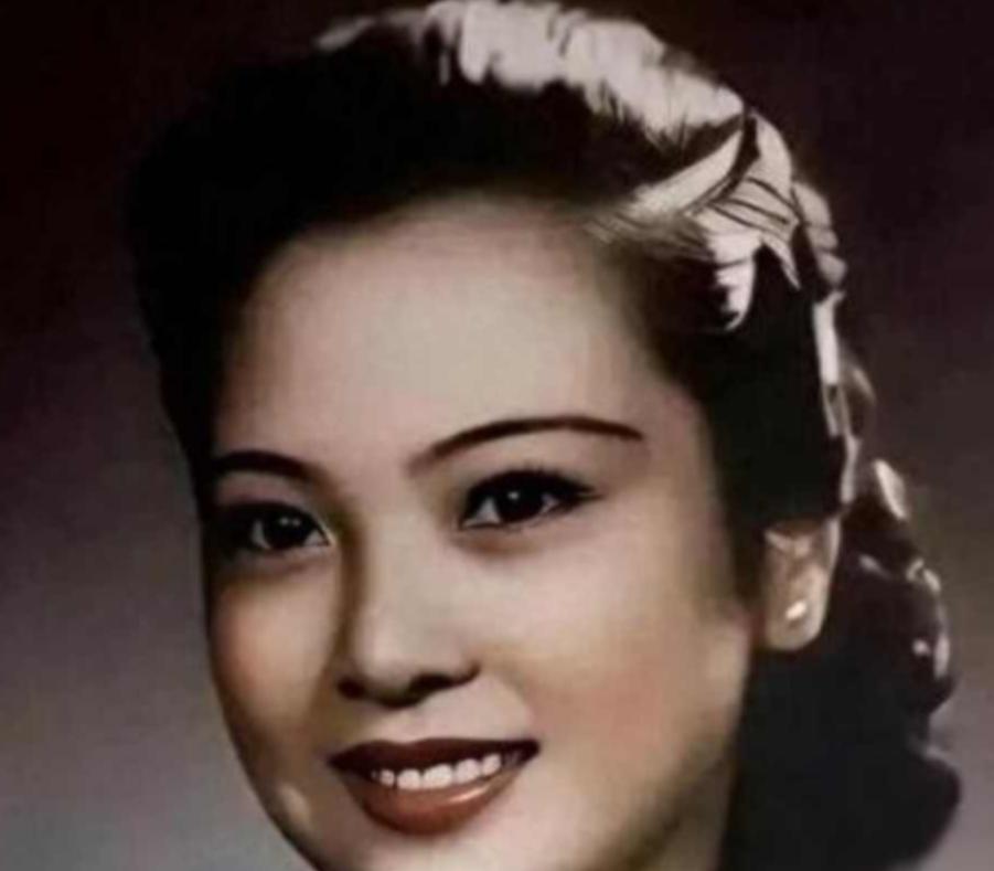 1941年的一个深夜，戴笠与秘书周志英逾越了上下级的界限。事后，周志英依偎在戴笠