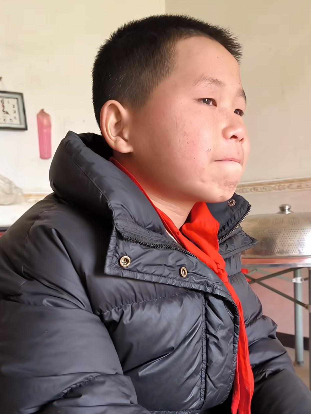 看哭了！江西一个小山村里，12岁的男孩父母离异，父亲失联，母亲再嫁，他只能跟着近