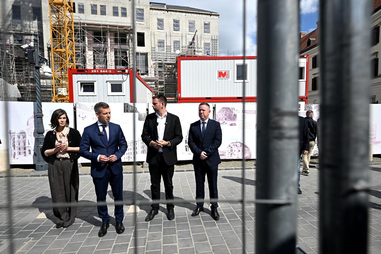 【匈牙利新总理亲自拆除围栏，向公众开放欧尔班曾使用的办公室】匈牙利新总理毛焦