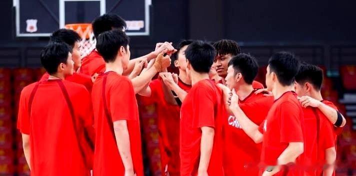 ✌央视直播，首战必胜！今天19:30，佛山顺德德胜体育中心，中国男篮vs乌拉圭男