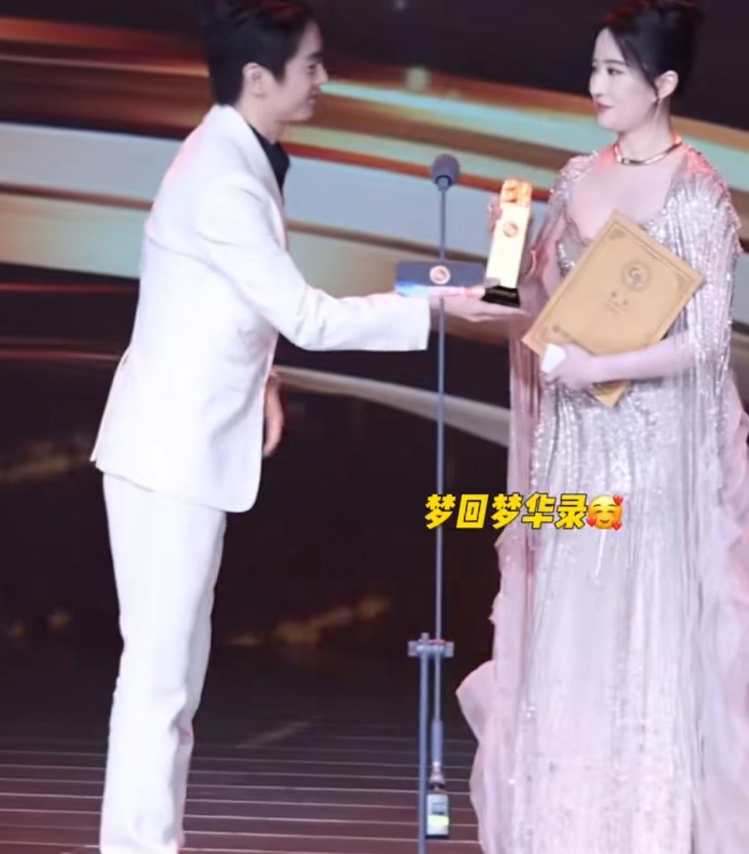 这一夜，娱乐圈的暗流似乎在无声涌动。陈妍希或许怎么也没想到，离婚后的场景会如此刺