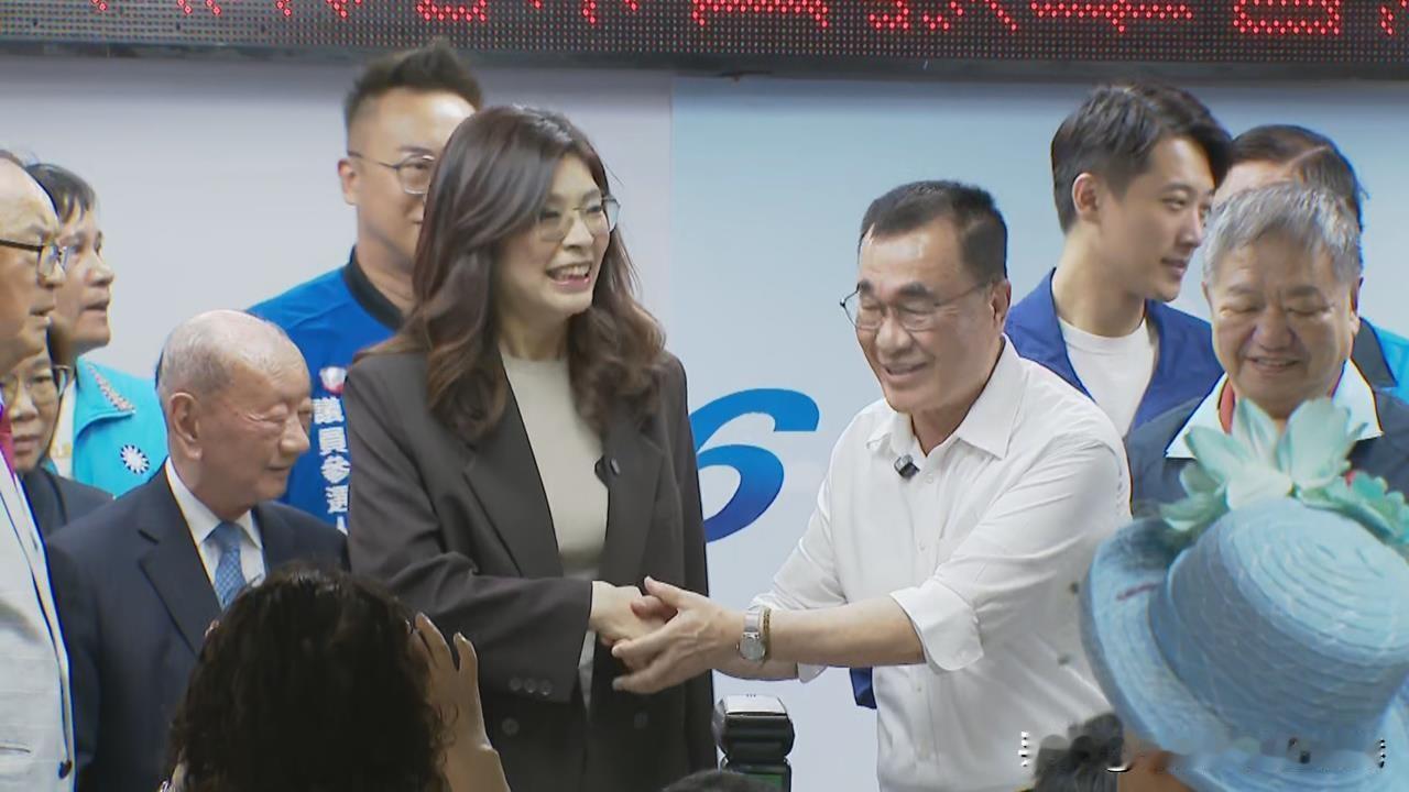 票房毒药？党主席郑丽文与新北市长参选人李四川同场出席活动，但李四川仅「应酬式握手