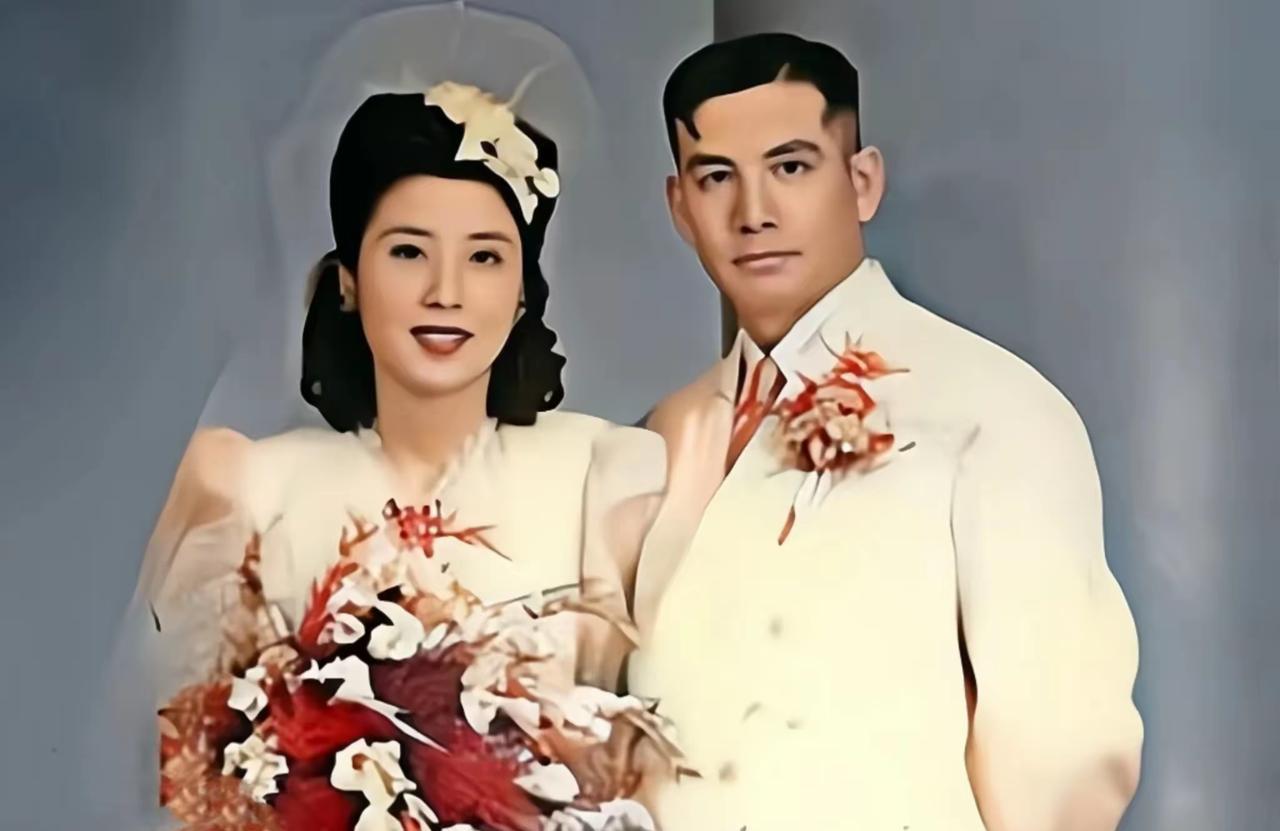 1945年，42岁张灵甫与17岁王玉龄的新婚照片，王玉龄身穿婚纱，手持礼花，张灵