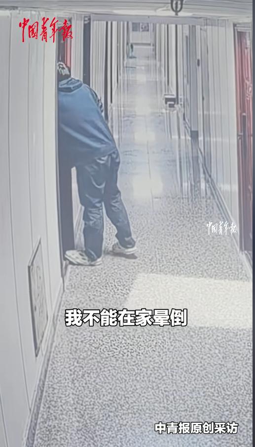 “悲伤辣么大！”近日，浙江丽水，一独居男子做饭时不小心切到了手，偏偏男子还晕血。