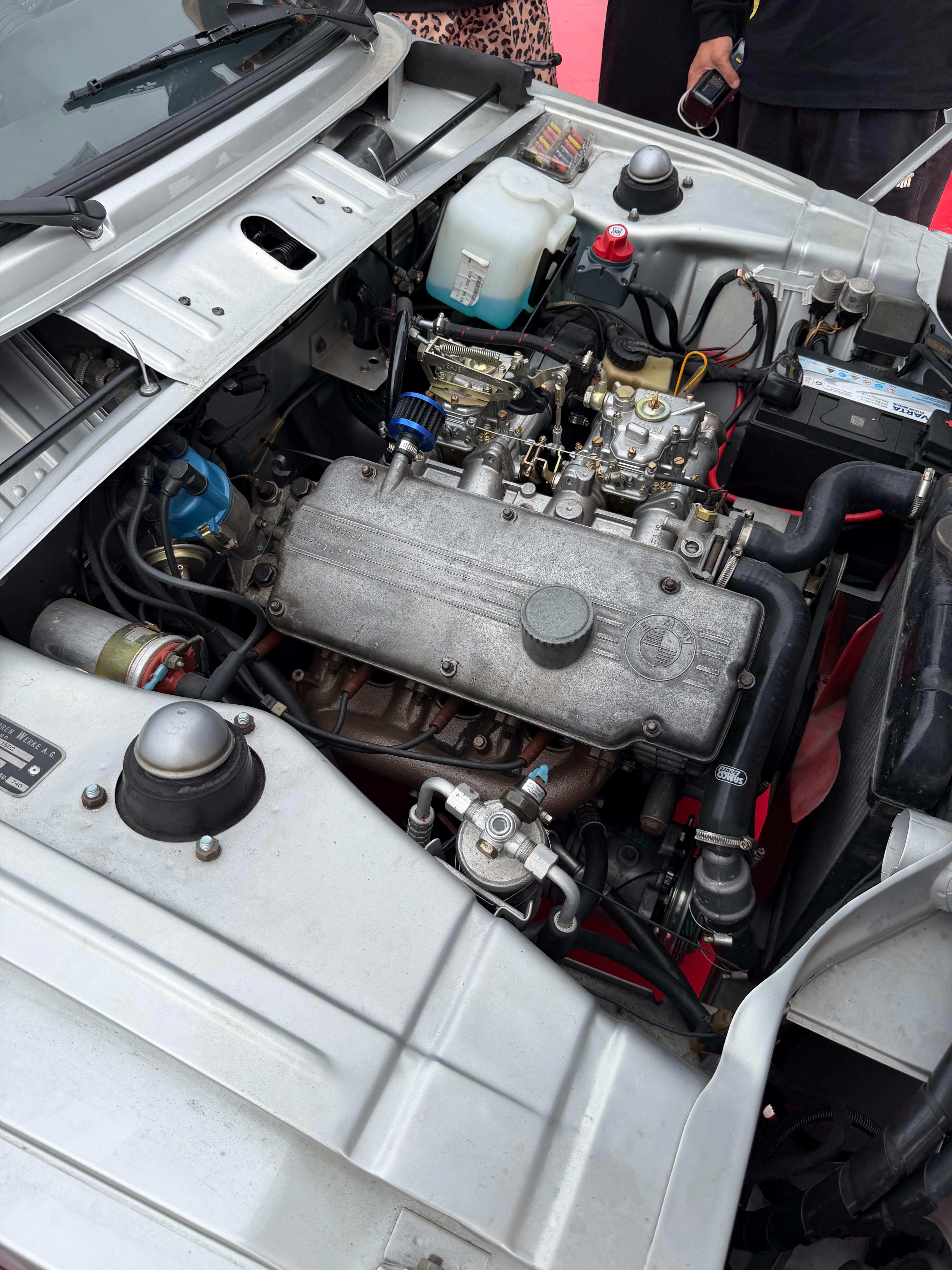 有没有大神能猜出这是宝马哪款车?提示:机盖向前翻,肯定是老车哦我和汽车的日常