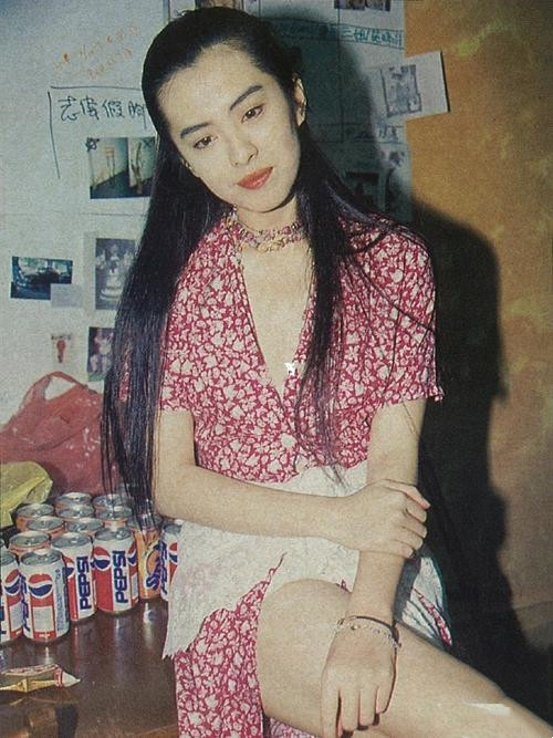 这是多年以前王祖贤的一张照片，没想到她身形这么粗壮。照片中的王祖贤，留着披肩的
