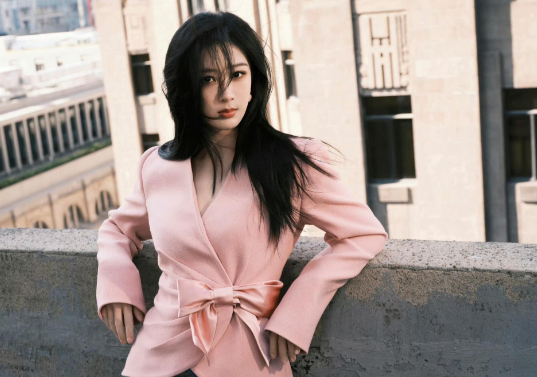 杨紫Valentino出发图最新照片，太美了！粉衣衬柔骨，牛仔添飒意。黑长发