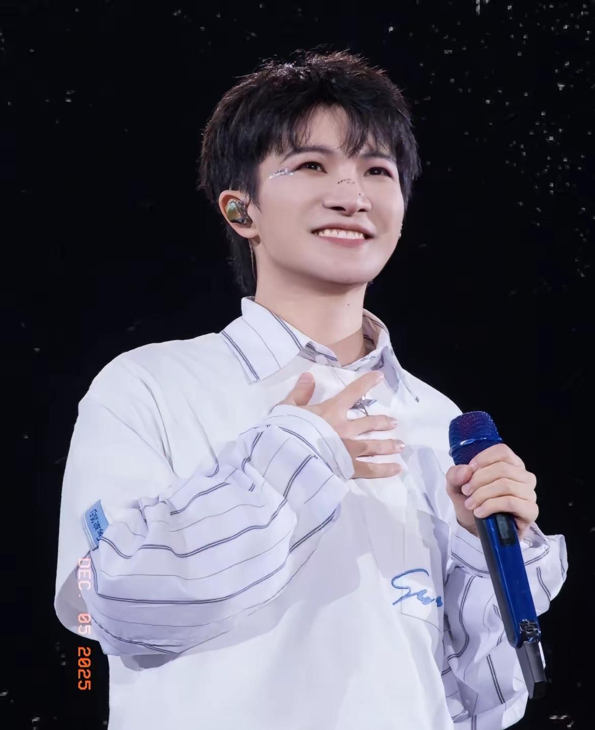 周深这波怕是又要霸屏了。不是靠什么颁奖礼上的高光时刻，就凭《家里家外2》那