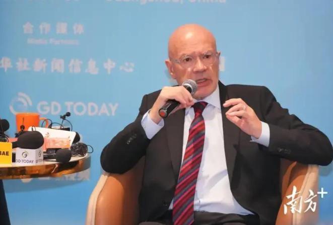 美国怎么也没想到，自己摆了这么多年的霸主架子，竟被一位英国老头当众几句话怼得哑口