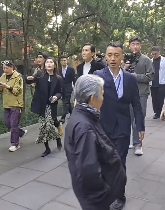 唐国强在成都某公园游览,工作人员驱赶游客这事真让人无语。就跟景区明星录节目让游客