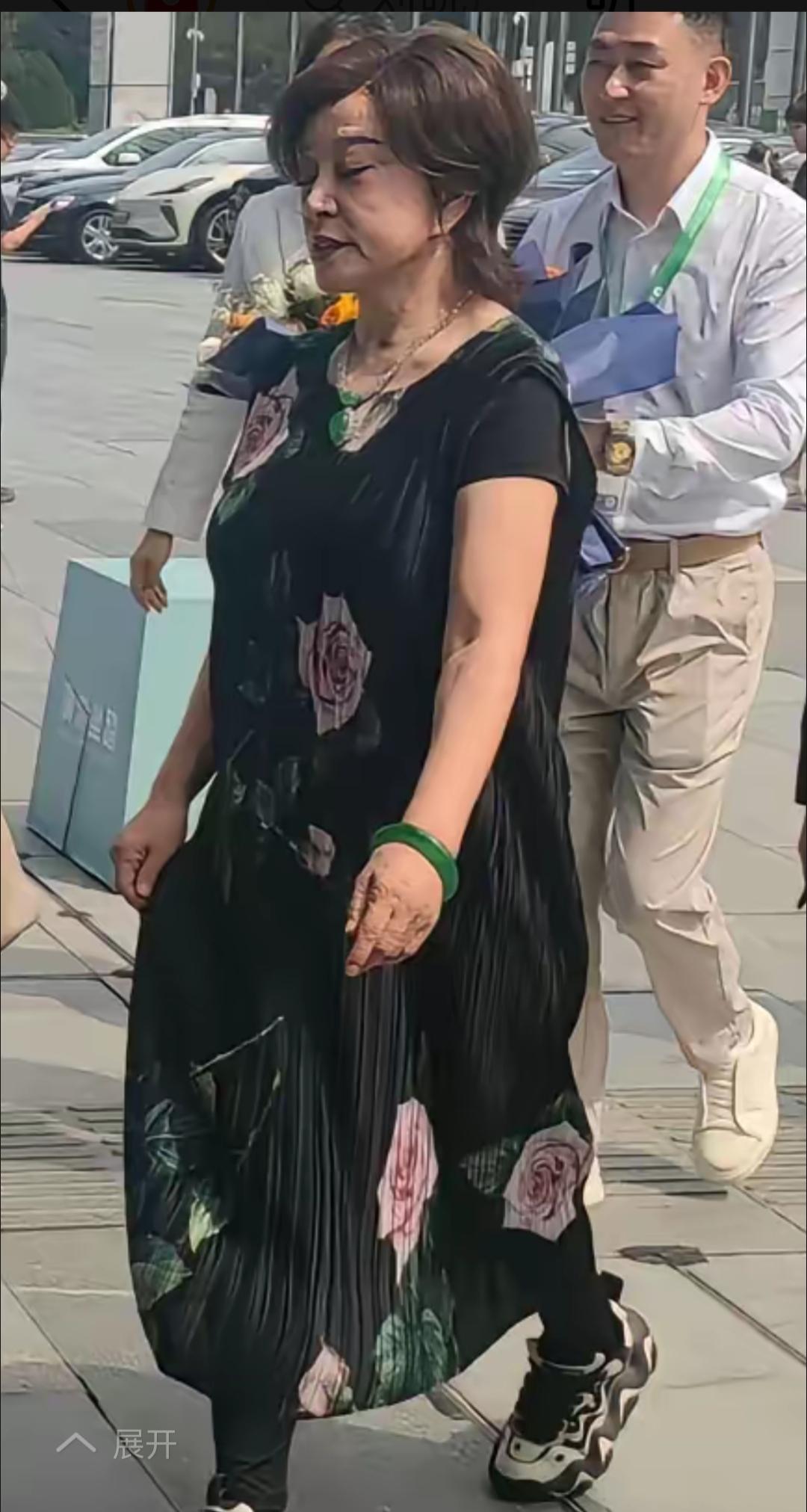 素颜下的刘晓庆，漫步在北京街头！