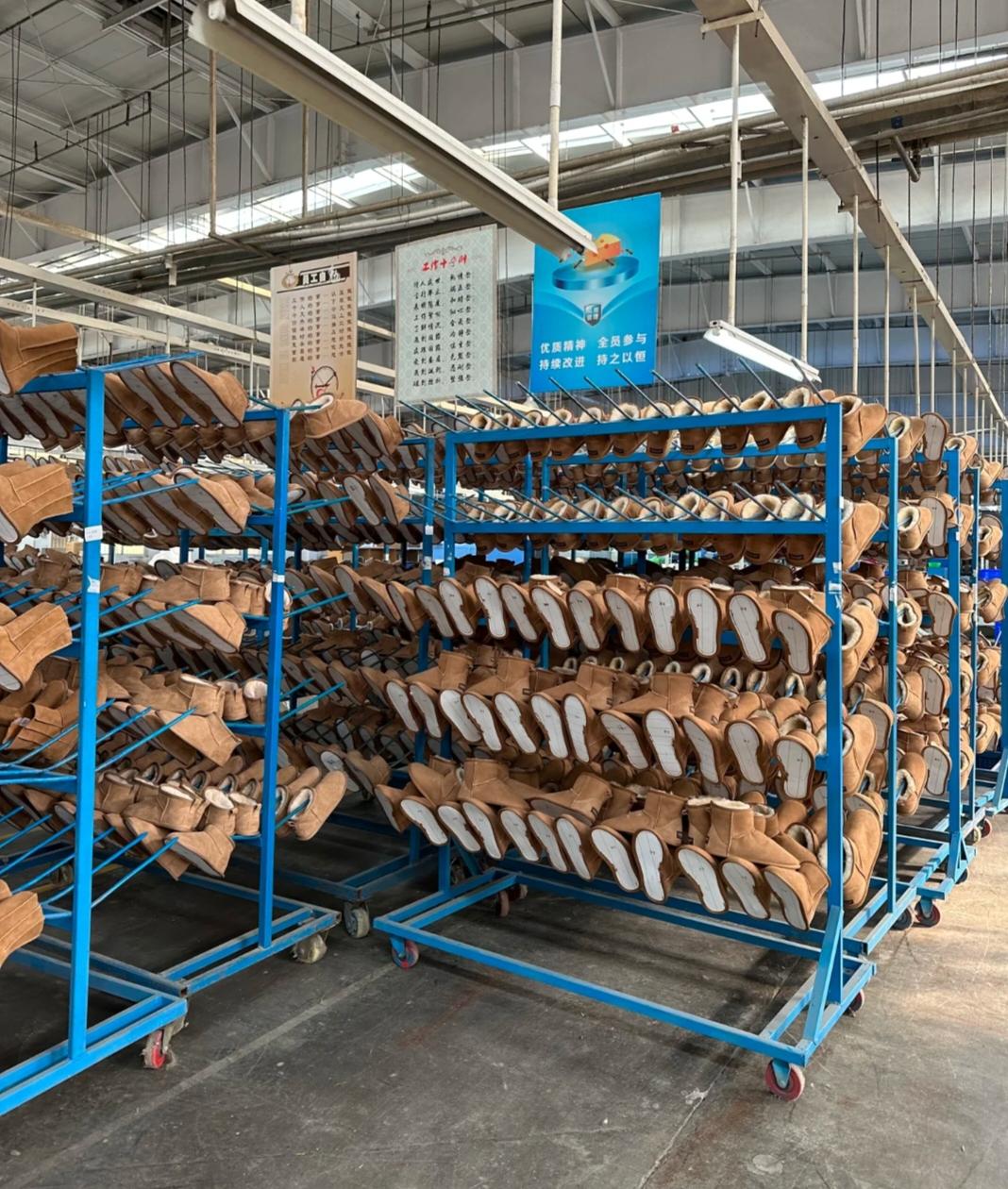 发现一个反常的现象:好多工厂已经开始放年假了最近门口的邻居说，因为工厂接不上