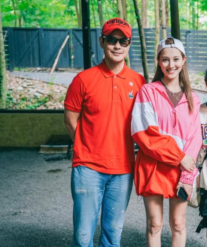 郑嘉颖和老婆在成都露营，陈凯琳的身材好瘦，两人完全看不出21岁年龄差。