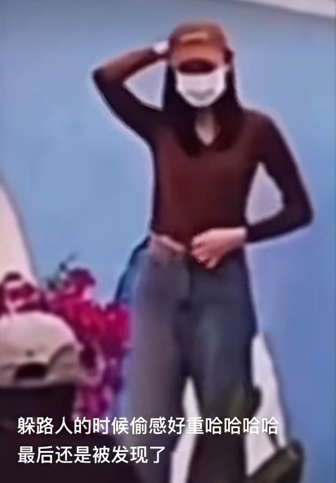 迪丽热巴偷偷打卡被监控拍到美成啥样了，糊成这样都能看出来是个大美人，下次大家要记