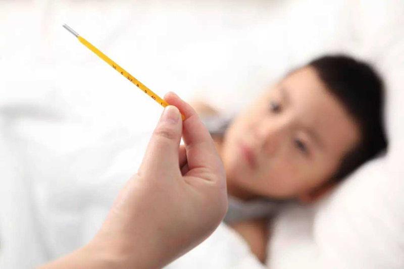 发烧抽筋！是不是会烧坏脑子？孩子前一秒还玩得欢，下一秒突然倒地，两眼翻白、手脚
