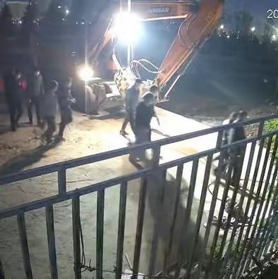 “你敢信？”陕西一家人半夜在家好好睡觉，大门突然被人暴力砸开！几十号陌生人带着工