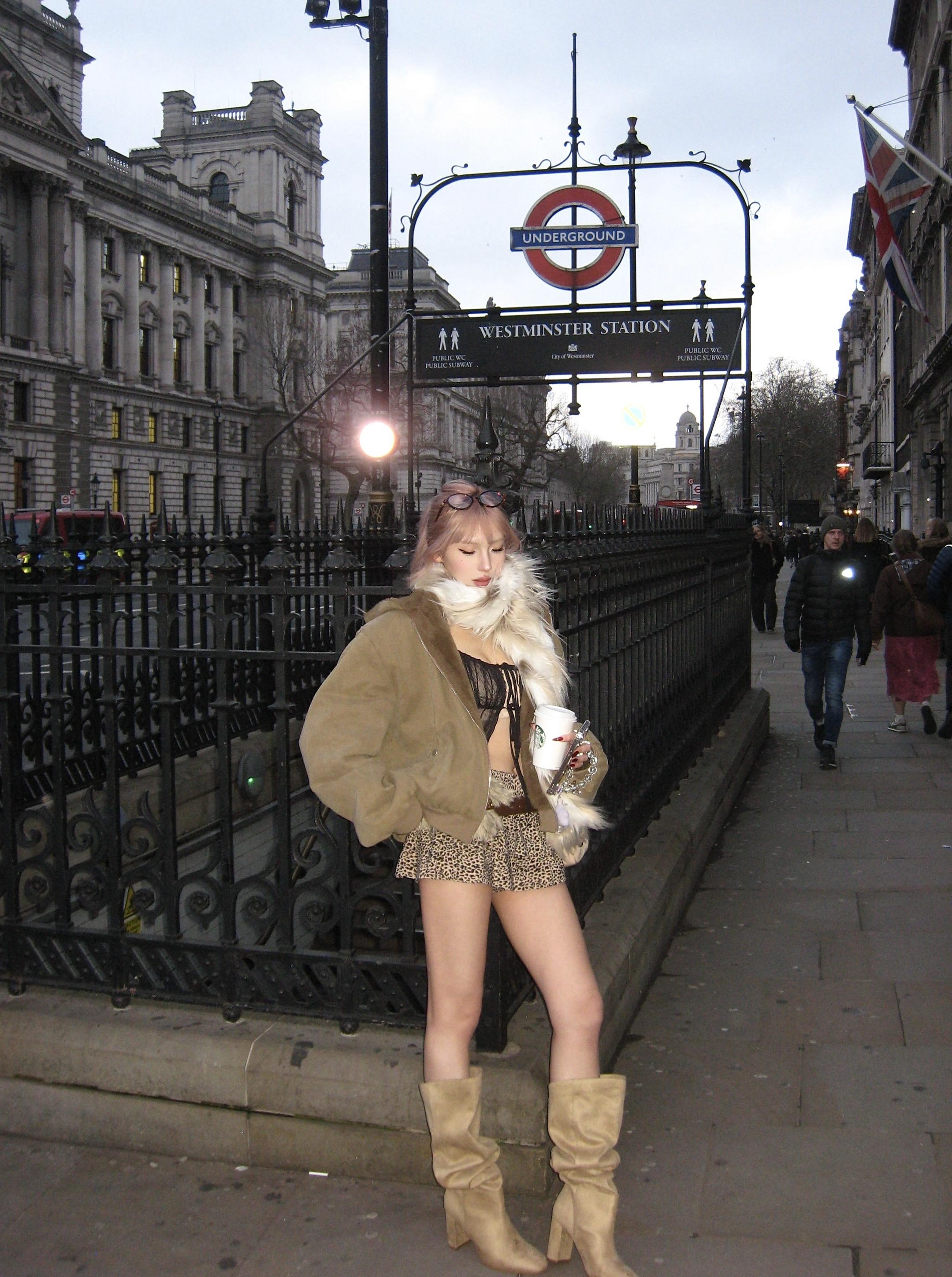 在大本钟给很多外国人当摄影师。