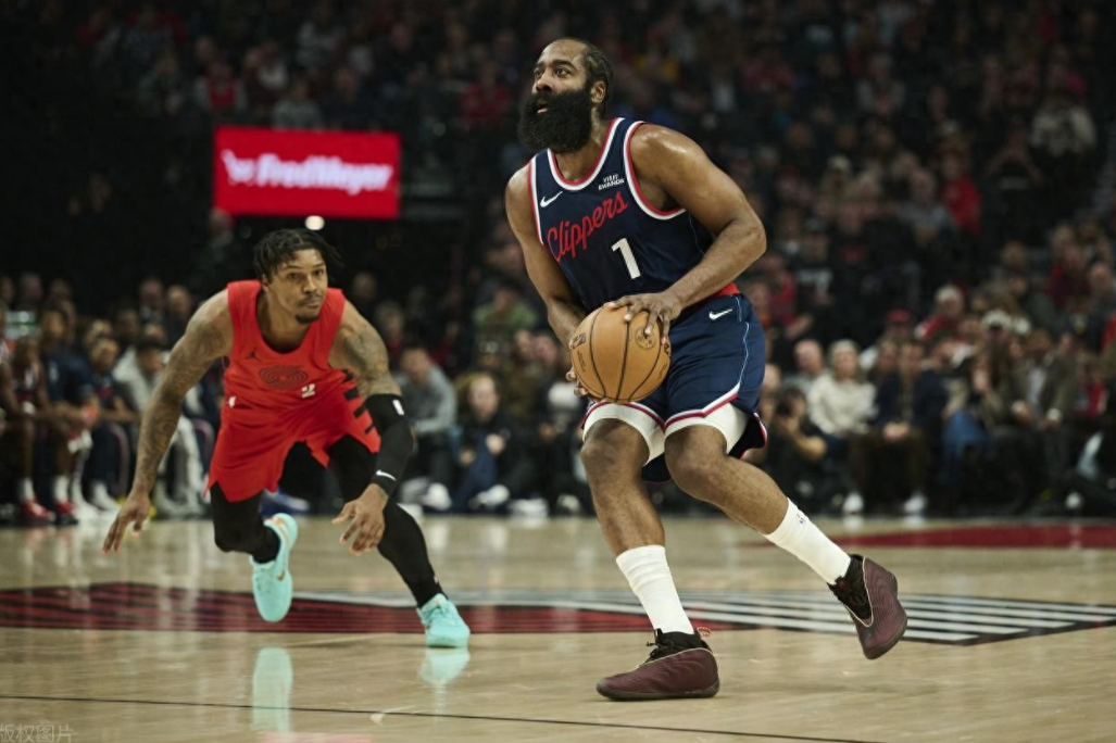 NBA常规赛，快船客场以119-103大胜开拓者，快船取得3连胜，同时开拓者遭遇