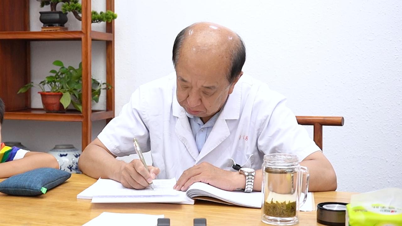 男孩抽动症高发！别再纵容孩子玩手机，伤脑又耗肝我是孟牛安，深耕儿科诊疗数十年