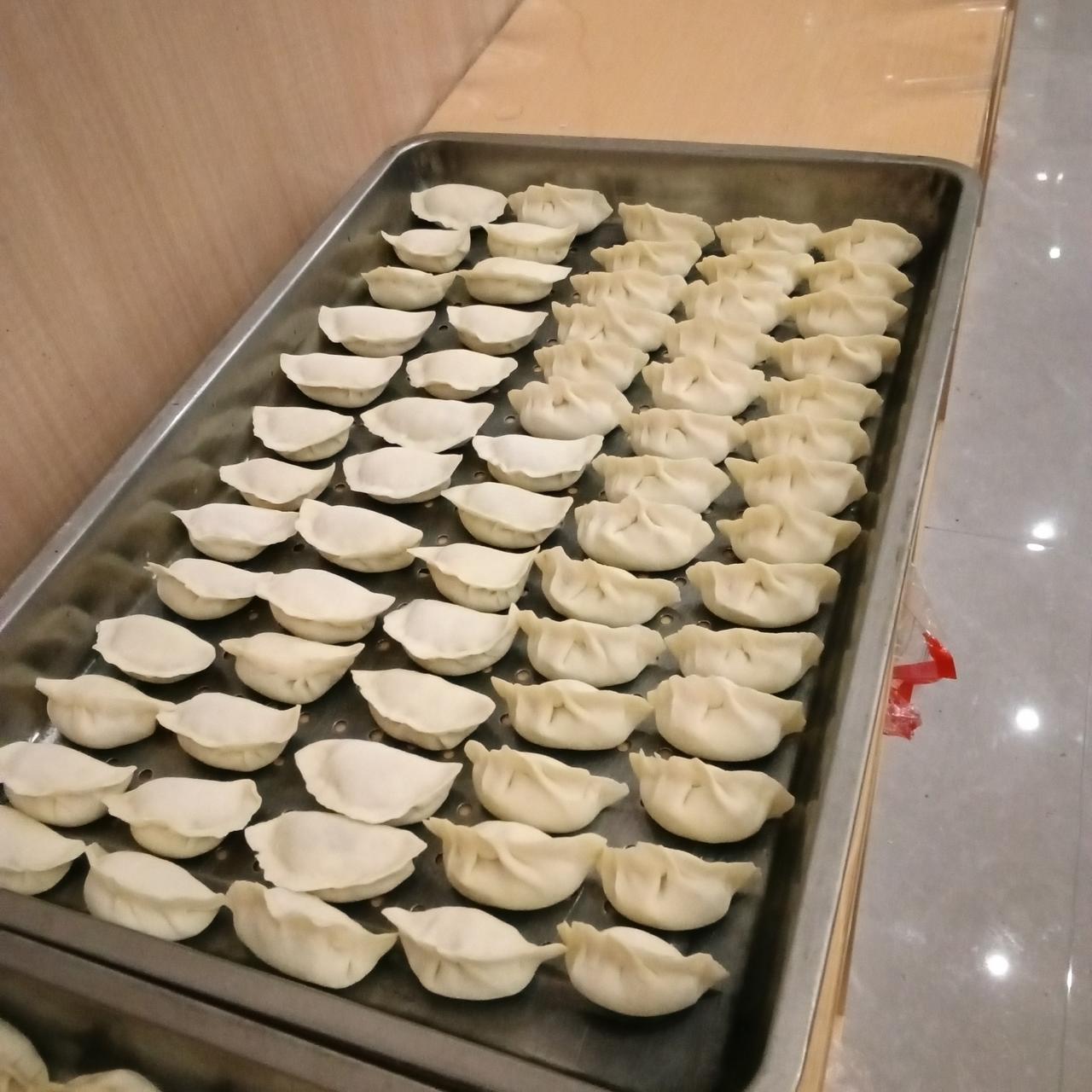 包吃住酒店中午的饺子大家齐上阵今天在我们酒店早餐时厨师就通知大家有会包饺子