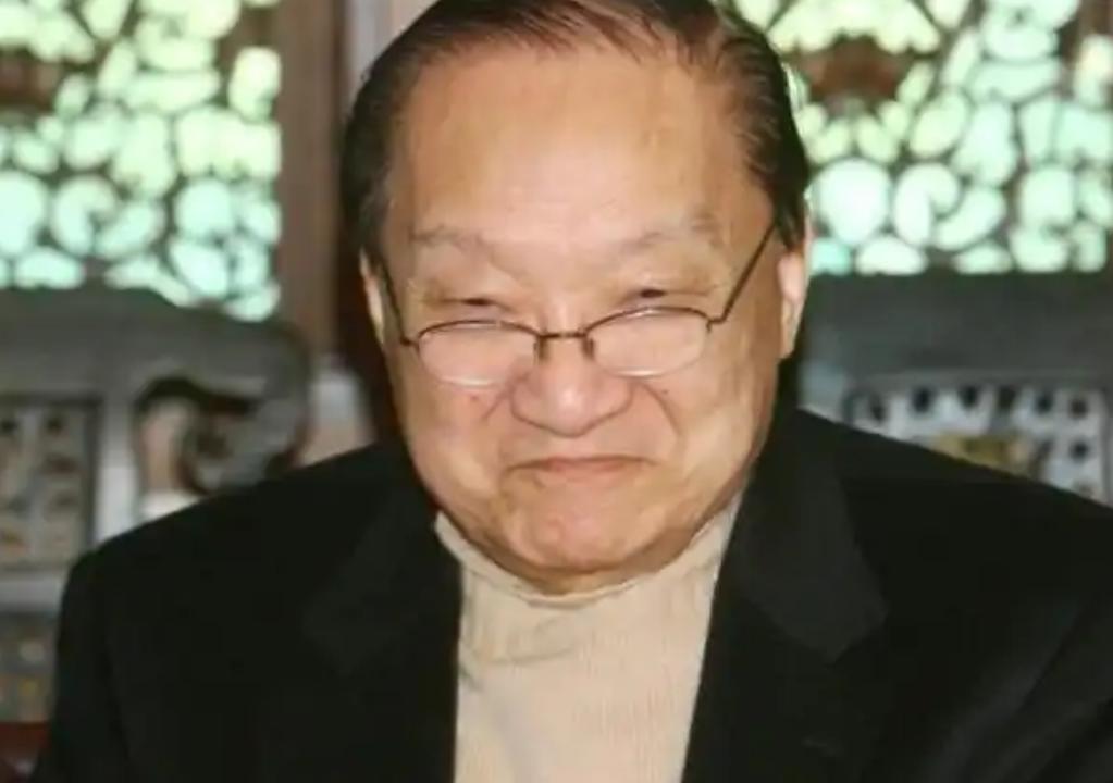 1963年，金庸要去欧洲出差，就让倪匡帮忙写《天龙八部》，更新一章50元，结果一