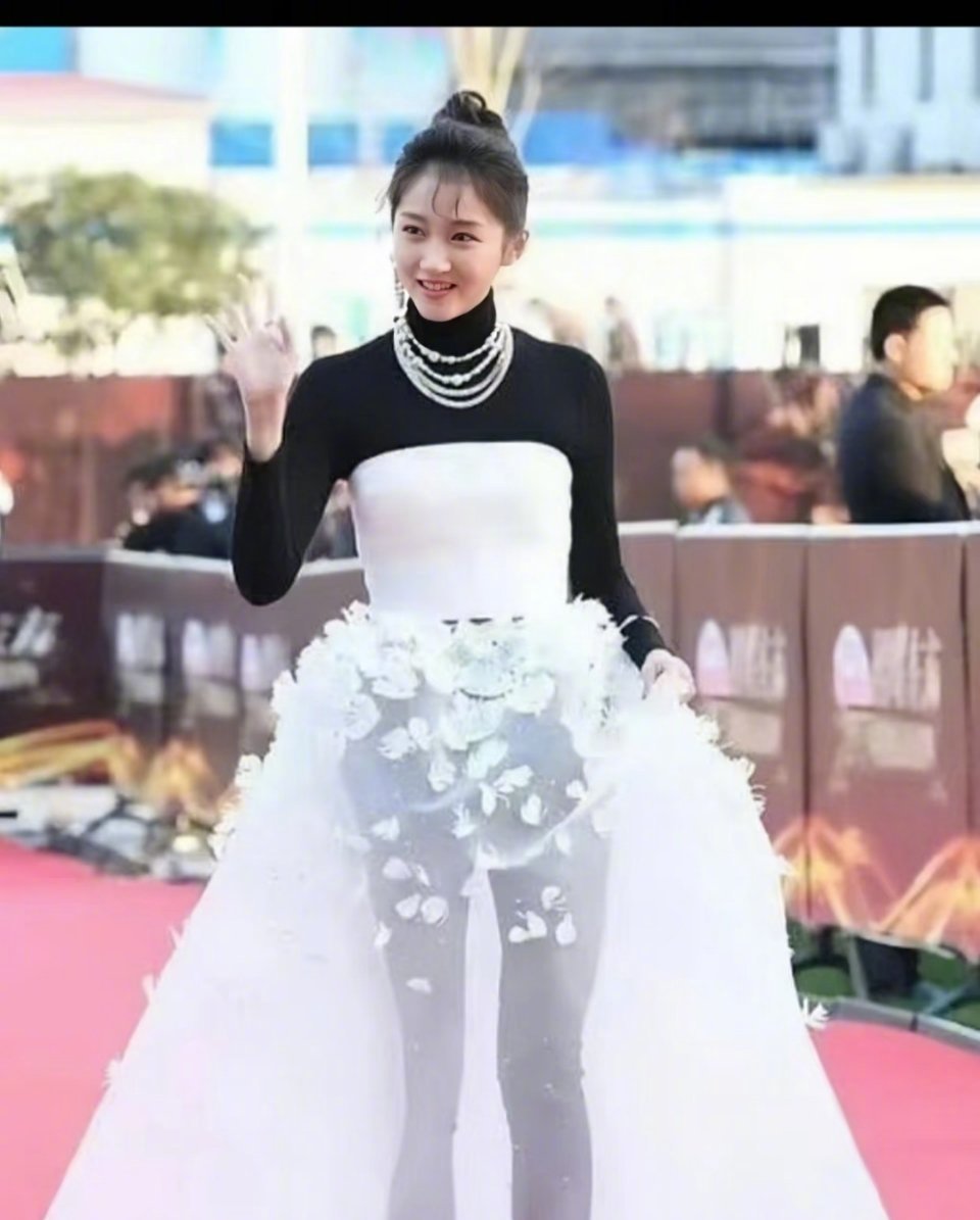 摄影师为关晓彤身材发生摄影师说关晓彤头小脸小，这个我认同，关晓彤身材不能说不