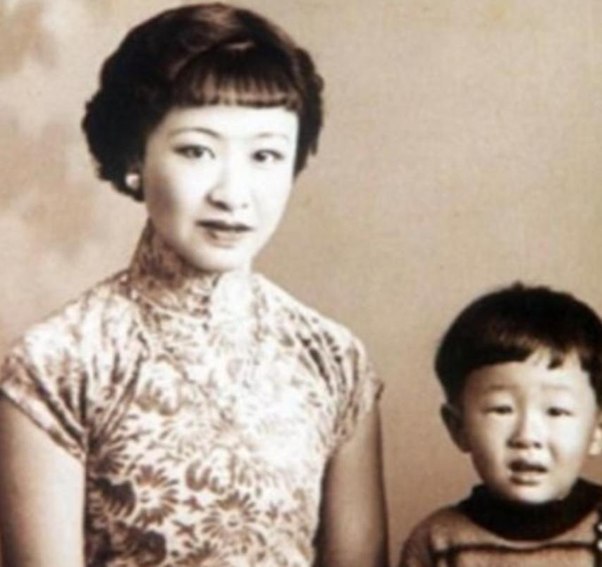 1955年，章士钊在北京菜市场闲逛，看到一卖卷烟的妇女，大吃一惊，连夜给毛主席写