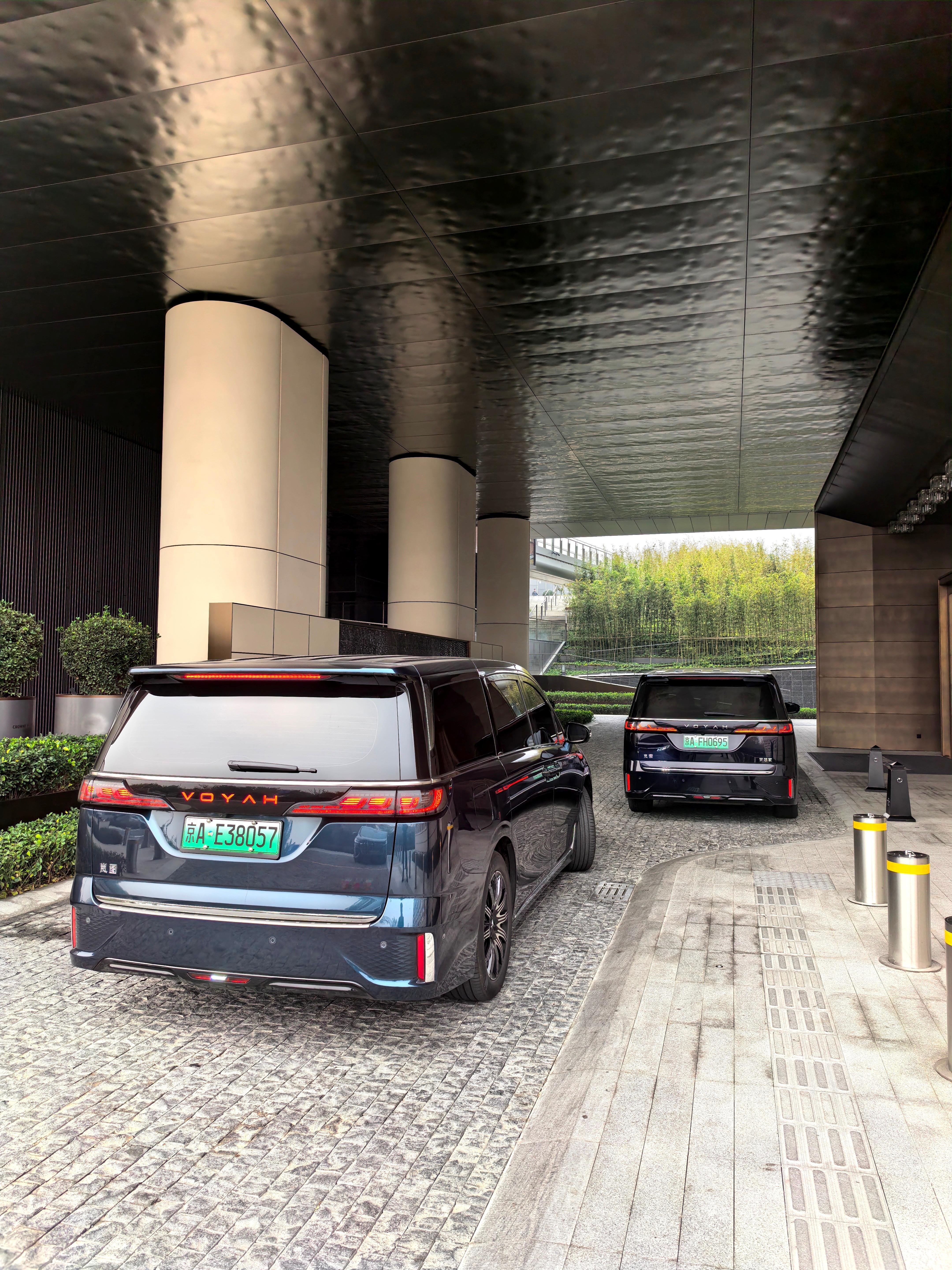 梦想家这车，方方正正的很端庄在商务场合或者酒店门口非常搭调很适合我这样的商人[d