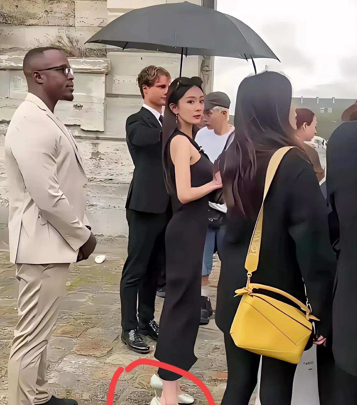 她很漂亮，也非常有气质，但是她的鞋里面是什么？有人知道吗？