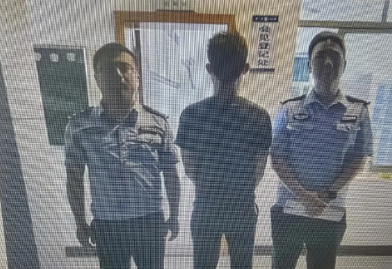 一男子举报KTV有人卖淫嫖娼。还没来得及入洞房却把自己送进了班房。有位男士明天结