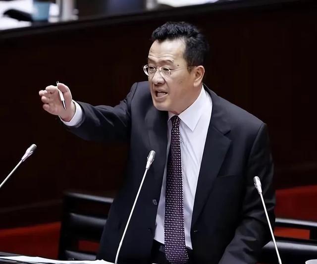 “台独分子”顾立雄声称解放军“围台”军演不过是吓唬人的“把戏”罢了,并且他表示,