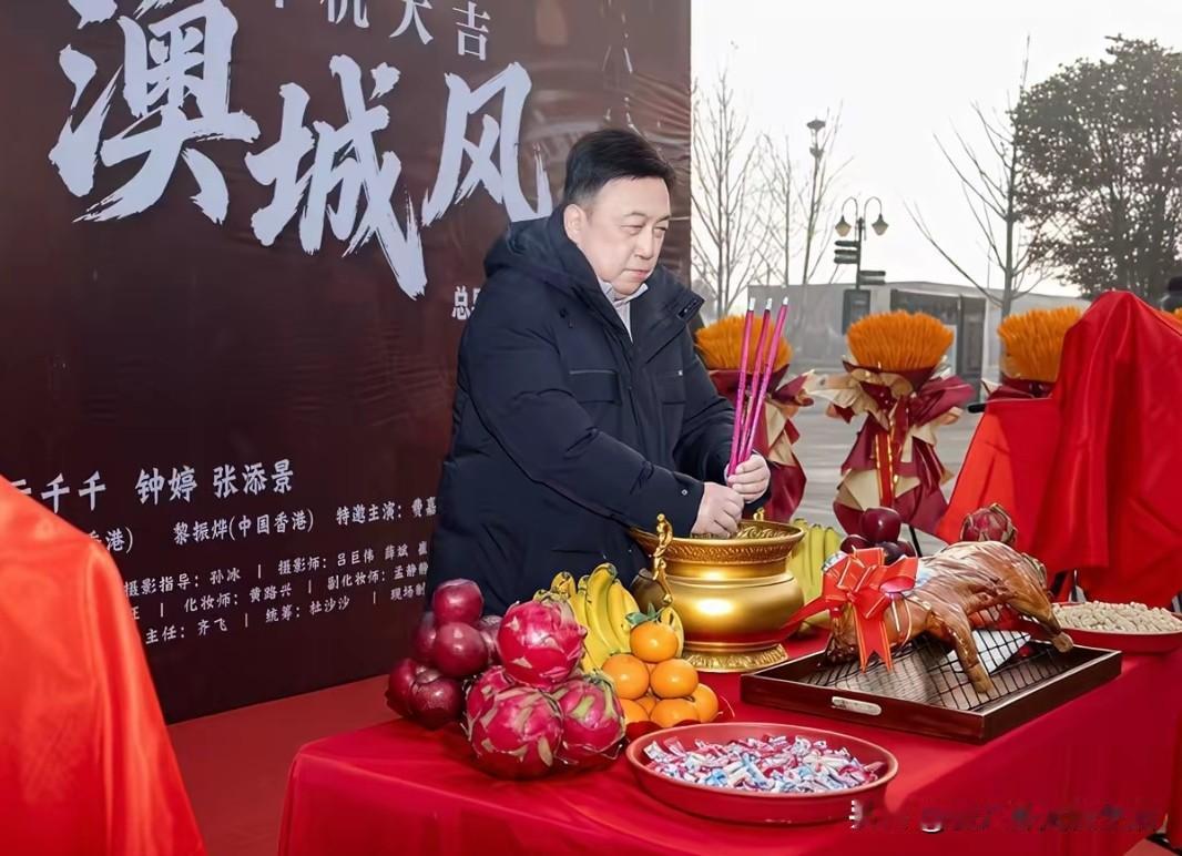 王晶也杀入到了短剧的行列。据说投资三个亿的精品微短剧《澳城风云》，已经在郑州隆