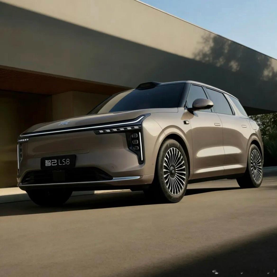 智己LS8官图来了！这个游艇式C柱很棒！虽然也有很多车用过，但放在这车上还挺和谐