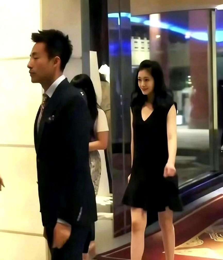 当年那场聚会上，大S穿了条性感小黑裙，一头黑长直，把年轻气盛的汪小菲迷得挪不开眼，只见第一面就彻底沦