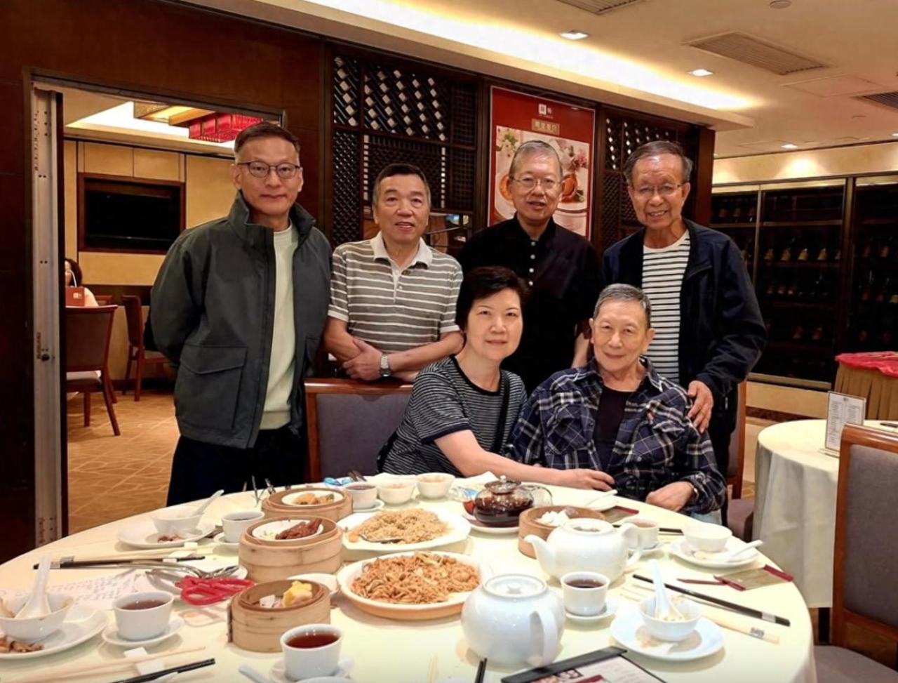 76岁的老牌TVB艺人罗浩楷，在家人的陪同下短暂外出露面。常年受身体病