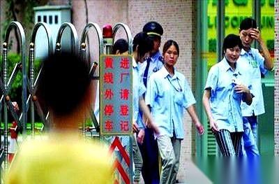 听说一内衣厂，老丢东西。老板想了个绝的，把小偷全逮着了。绝在哪儿？他把所有人