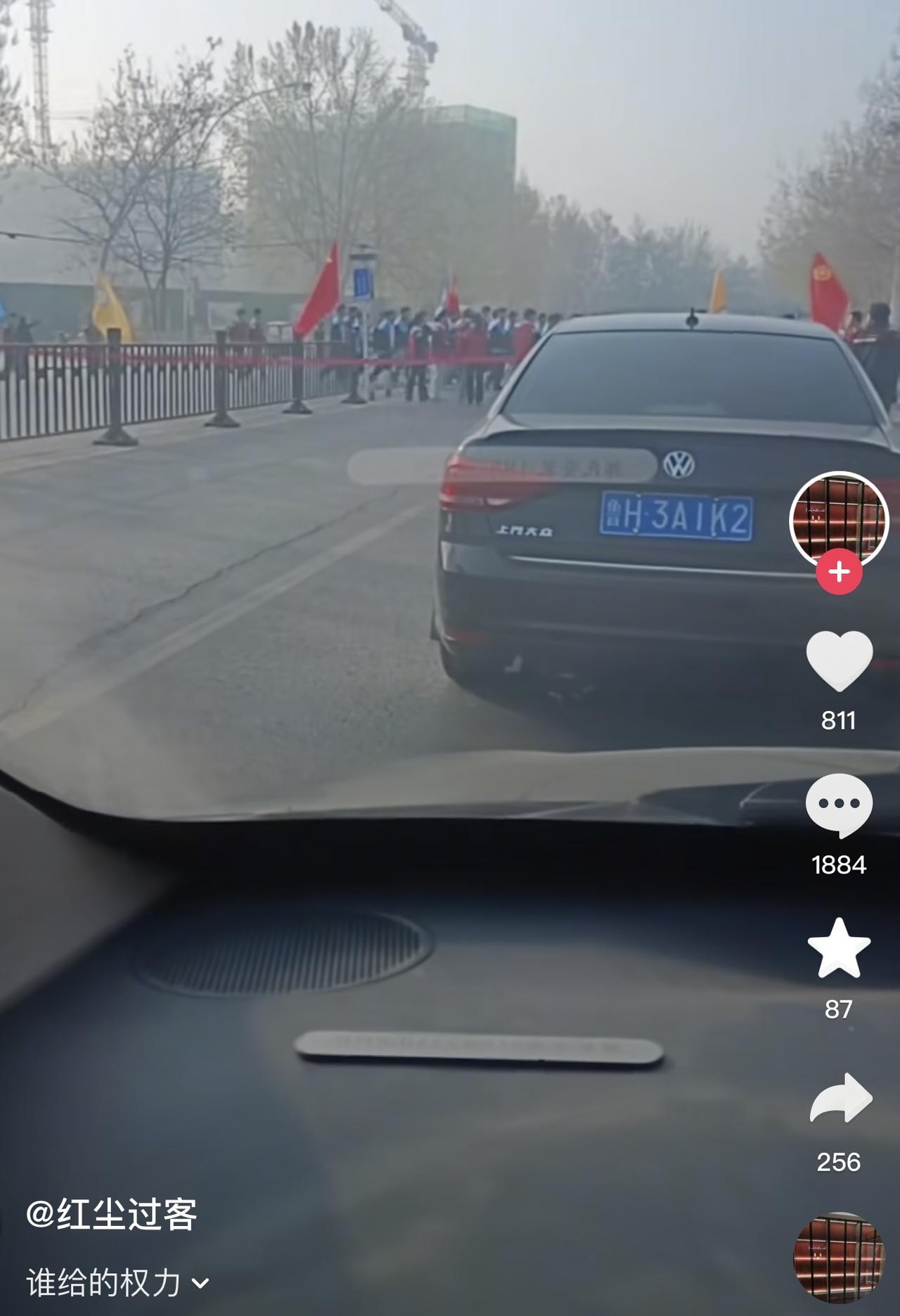 网友不会想到，自己一直是吐槽了一下那些徒步的学生去烈士园扫墓拦路一事，结果自己的