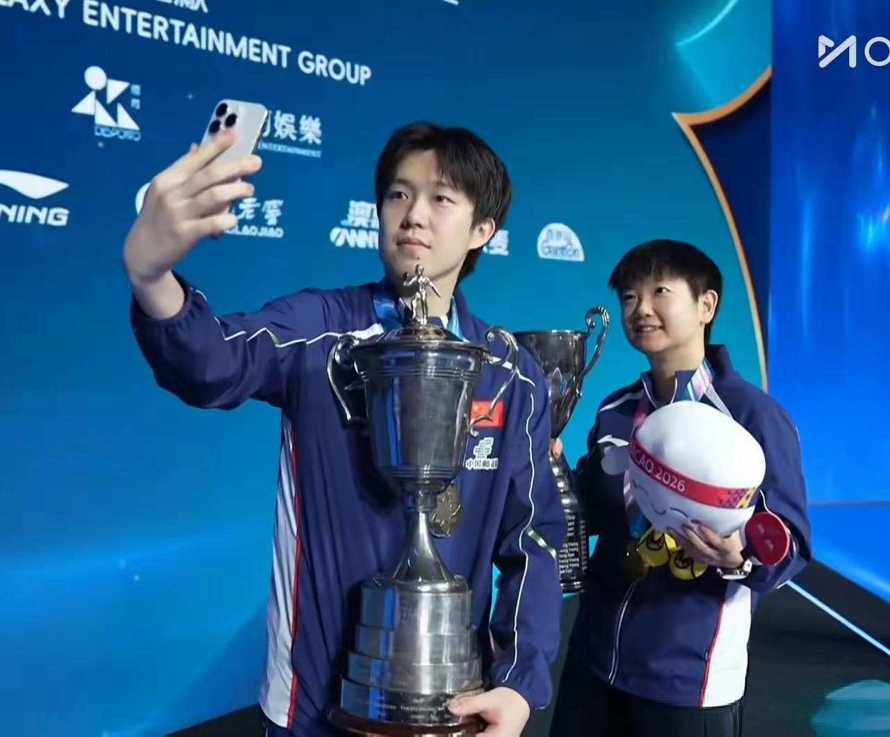 【不能光看到王楚钦孙颖莎在颁奖台上的风光，还要看到他们在香港总决赛的伤退】头哥王