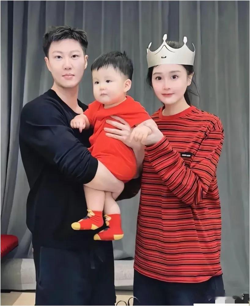 赵本山女儿球球的这个丈夫，为什么我看着有点怪怪滴。一家三口属他最白净，比老婆