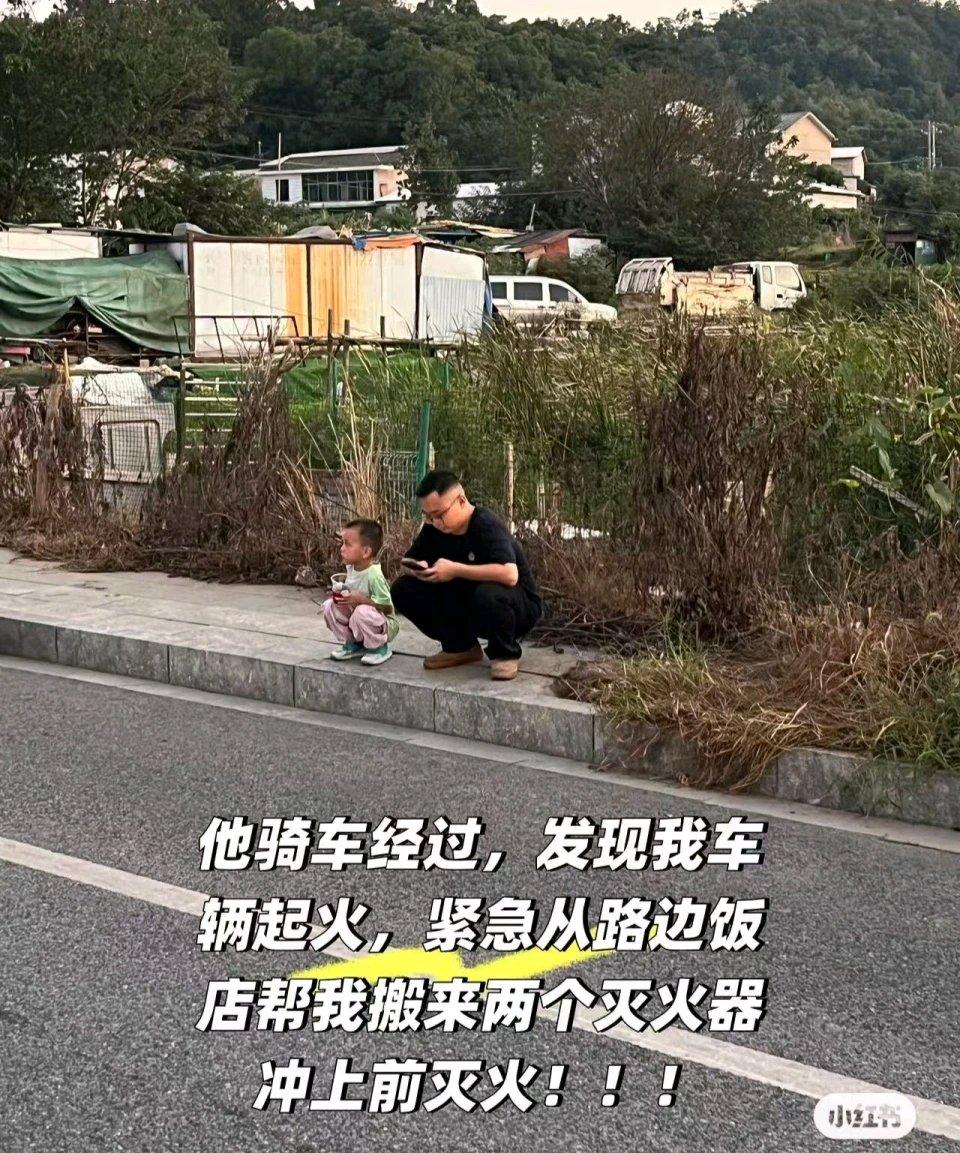 10月10日下午，长沙孟女士驾车接孩子放学，行驶至望城银杉路时，副驾下方突然冒烟