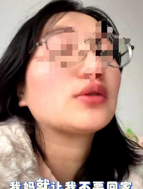 陕西姑娘远嫁重庆,大年临近,她抱着七个月的娃打电话回家报喜,谁料母亲在电