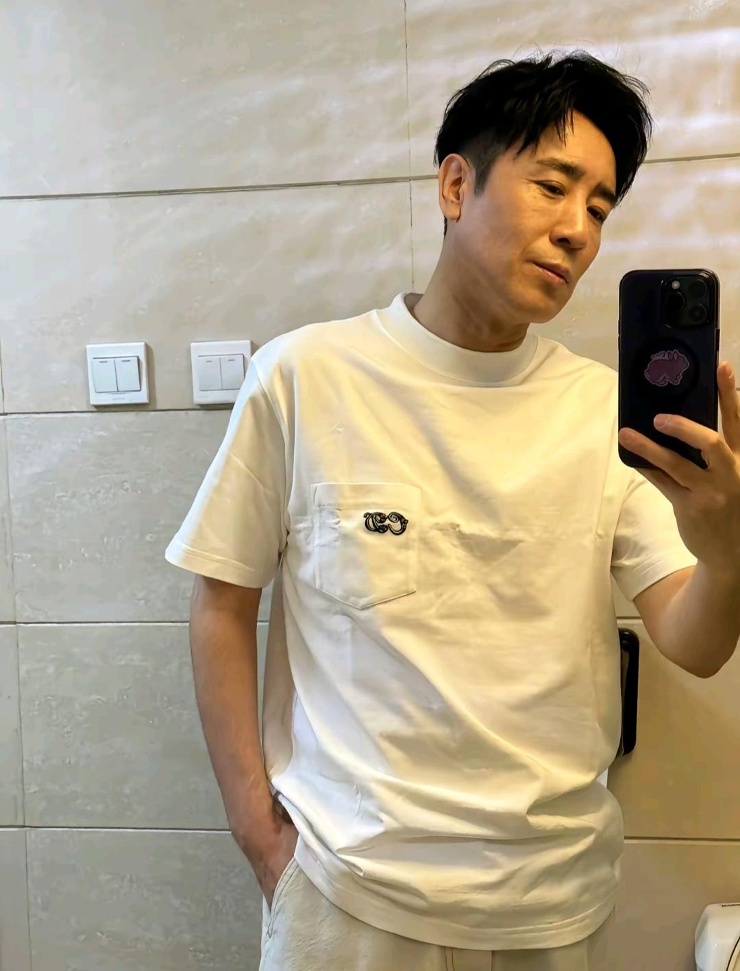 于和伟说，自己现在很烦恼，不知道为什么，女儿过了17岁后，就很少跟自己联