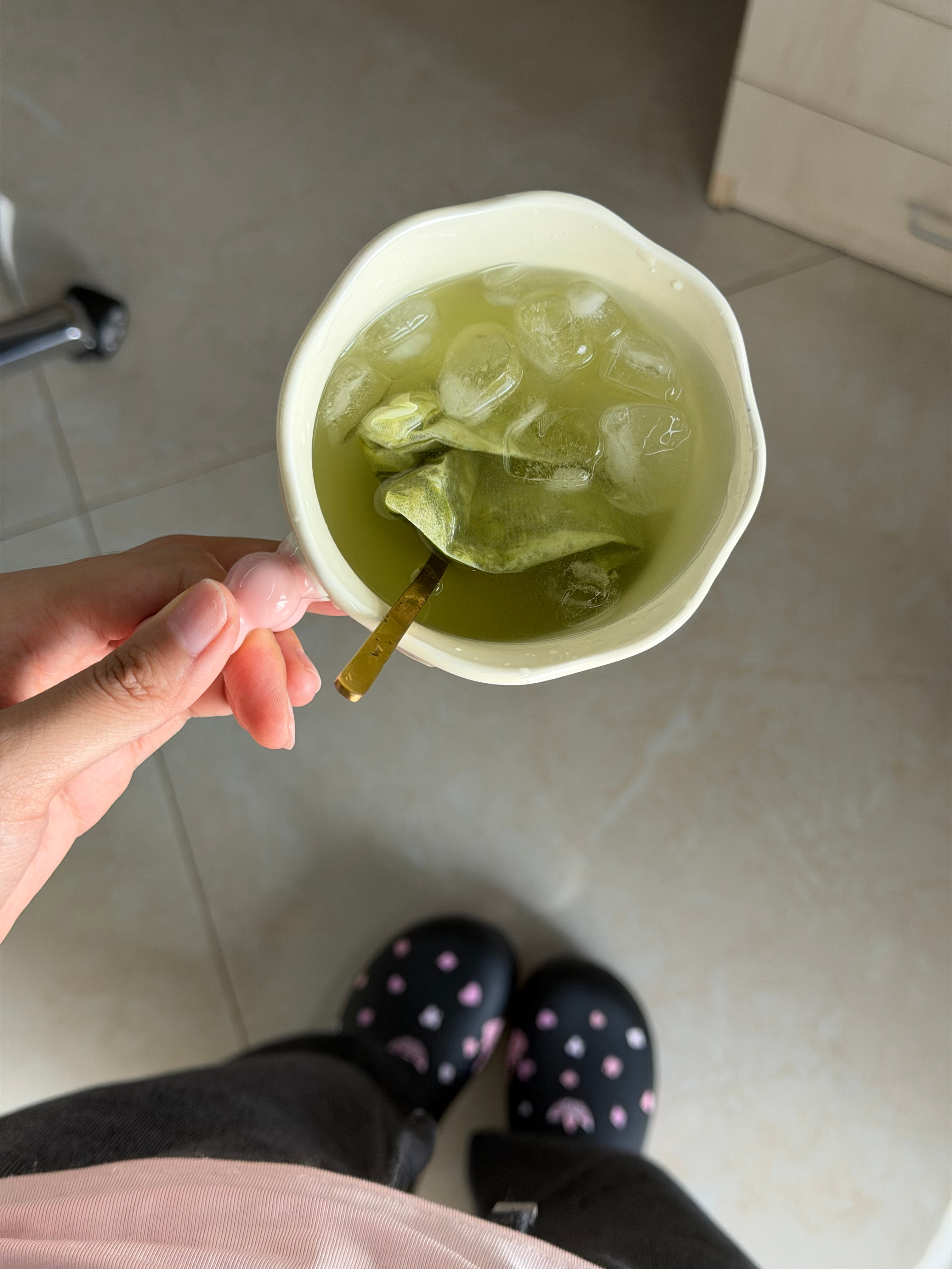 您又弄一堆吃的喝的上班去了