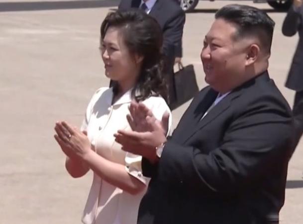金正恩和李雪主机场迎接！当中国代表团专机抵达朝鲜平壤机场时，朝鲜领导人金正恩携夫