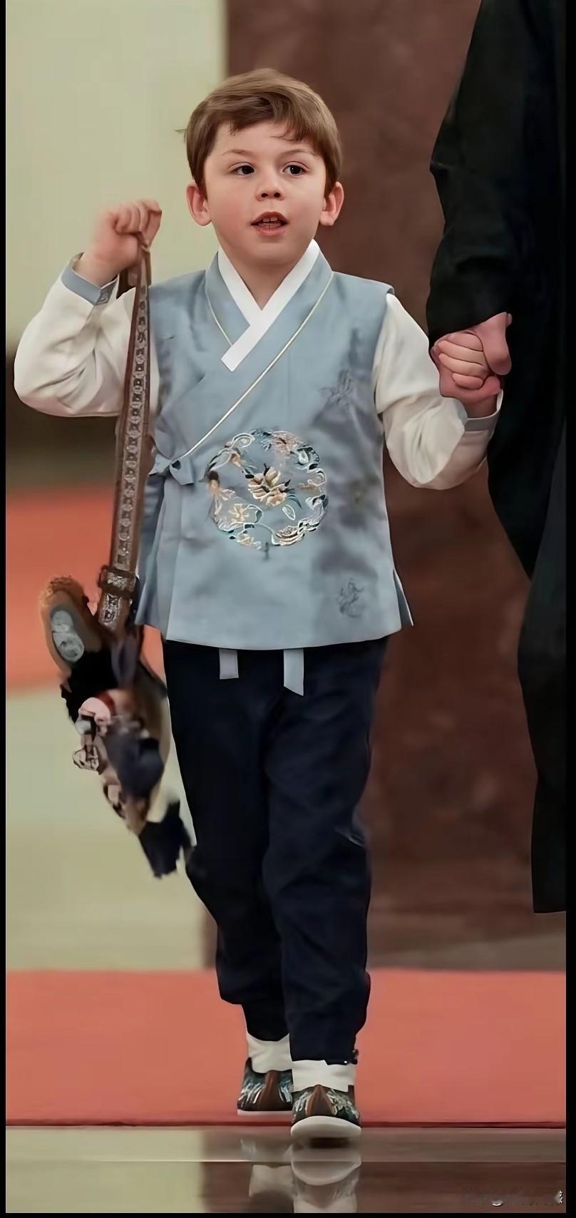 马斯克教育孩子的理念，绝对是极其超前的，从小就陪着孩子参加各种大场合，大场面，包