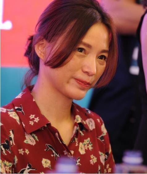 其实她在央视的女主持人里算长相特别一般的人，跟漂亮两个字是一点都沾不到边的，为什