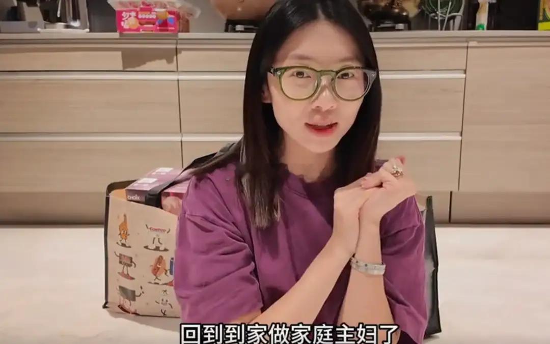 程晓玥回国待产，孕晚期仍化妆很精致，女儿和爷爷奶奶留澳洲过年